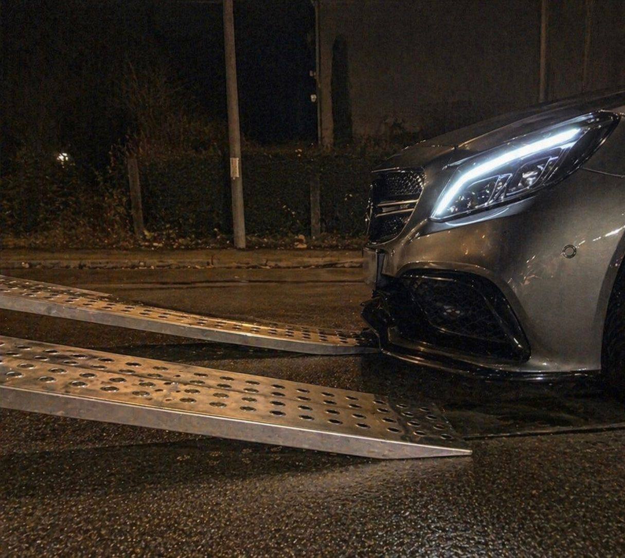 Detailaufnahme der sicheren Fahrzeugverladung bei Nacht